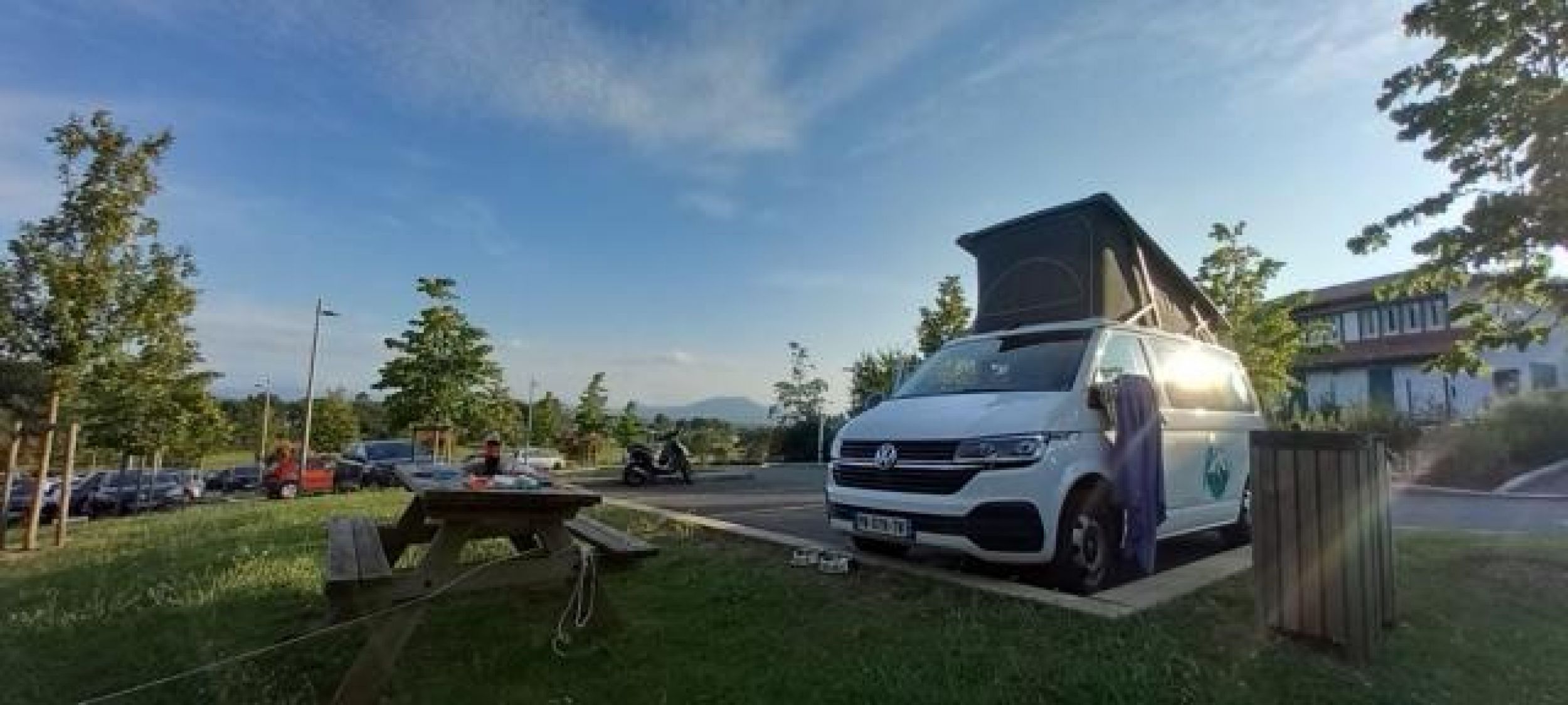 Van sur une aire aménagée